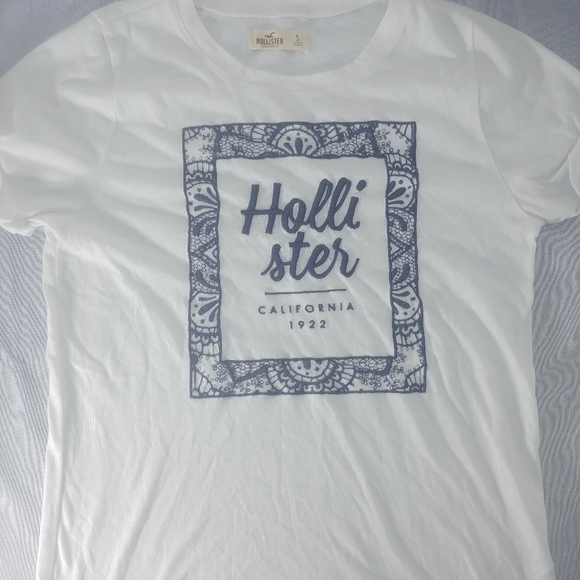 Hollister Tops - Ladies small Hollister tee shirt.